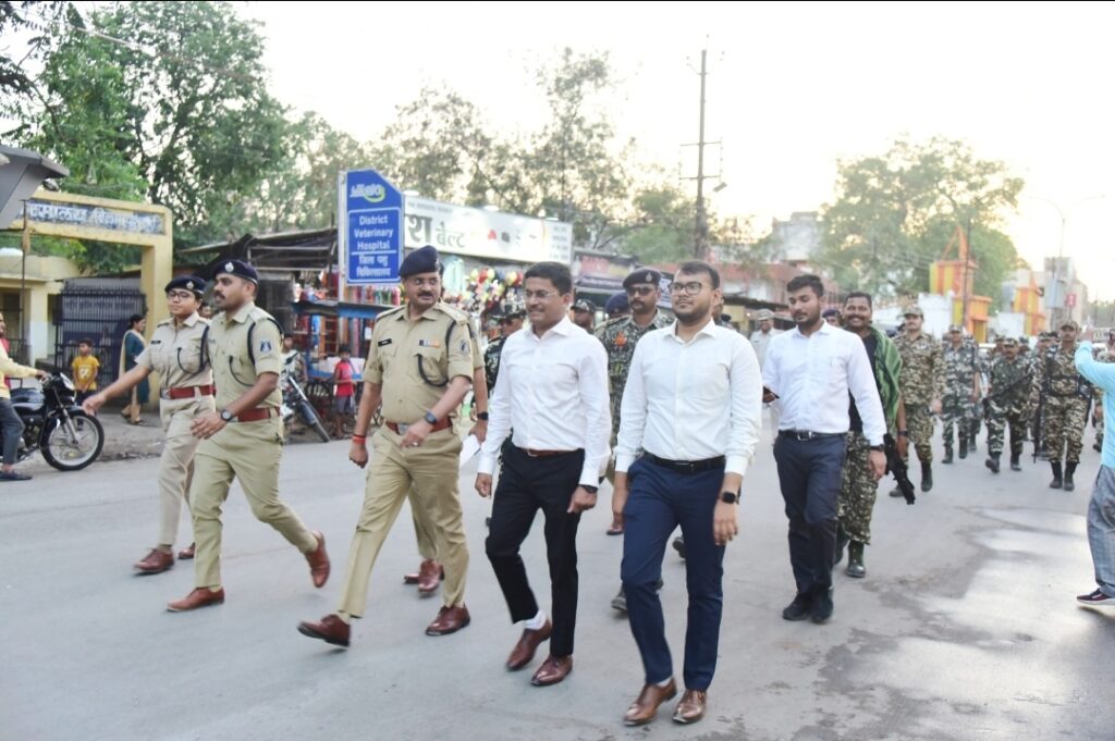 शांतिपूर्ण निर्वाचन सम्पन्न कराने शहर में सुरक्षाबलों ने किया फ्लैग मार्च