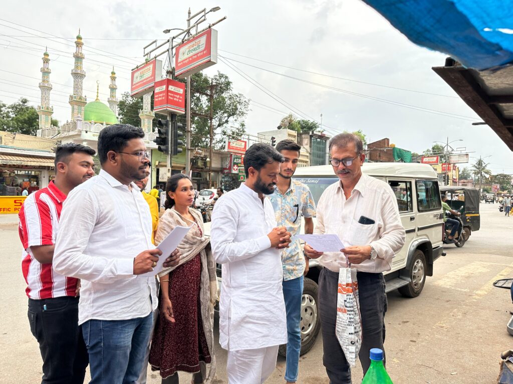 राहुल गांधी के जन्मदिन पर बस्तर जिला युवा कांग्रेस ने लोगों को संविधान की प्रति बांटी