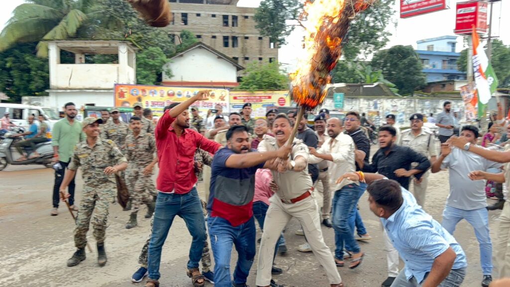 भिलाई विधायक देवेन्द्र यादव की गिरफ्तारी को लेकर युवा कांग्रेस/एनएसयूआई ने किया मुख्यमंत्री व उपमुख्यमंत्री का पुतला दहन