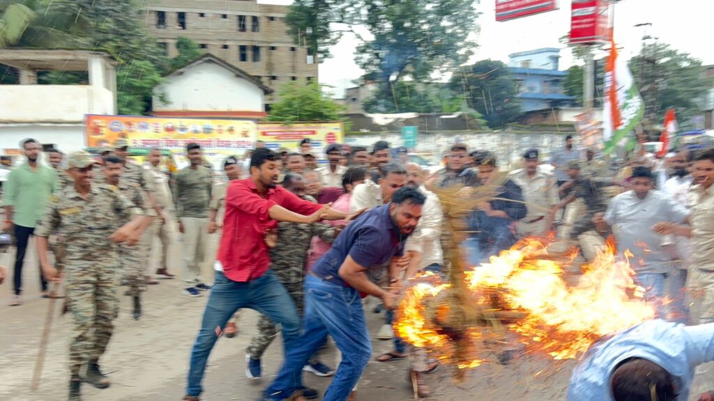 भिलाई विधायक देवेन्द्र यादव की गिरफ्तारी को लेकर युवा कांग्रेस-एनएसयूआई ने किया मुख्यमंत्री व उपमुख्यमंत्री का पुतला दहन