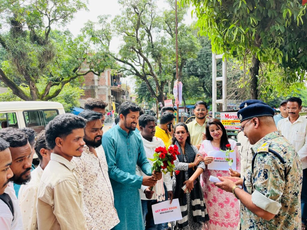 बस्तर जिला एनएसयूआई द्वारा सतनामी समाज के निर्दोष युवाओं, विधायक देवेंद्र यादव व एनएसयूआई/युंका के अध्यक्ष/पदाधिकारी की गिरफ्तारी को लेकर मुख्यमंत्री, गृहमंत्री हेतु एसपी को गुलदस्ता व गेटवेल सून कार्ड भेंट कर विरोध प्रदर्शन किया