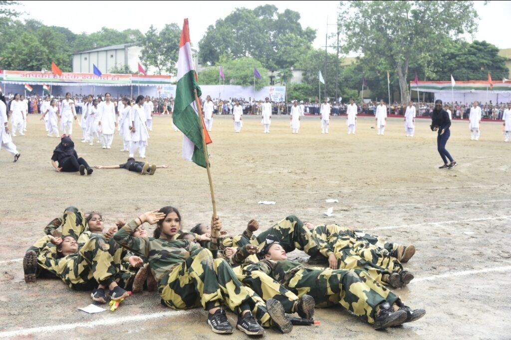 स्वतंत्रता दिवस पर उप मुख्यमंत्री अरूण साव ने फहराया तिरंगा