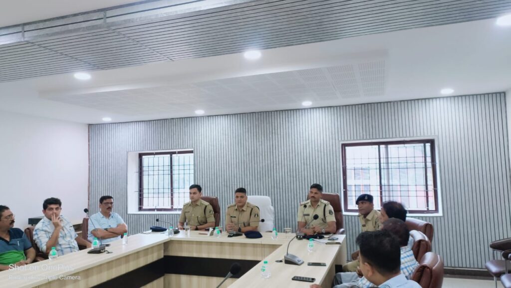 बस्तर पुलिस के द्वारा हाॅटल/लाॅज/ढांबा/रिसाॅर्ट संचालको की ली गई मीटिंग