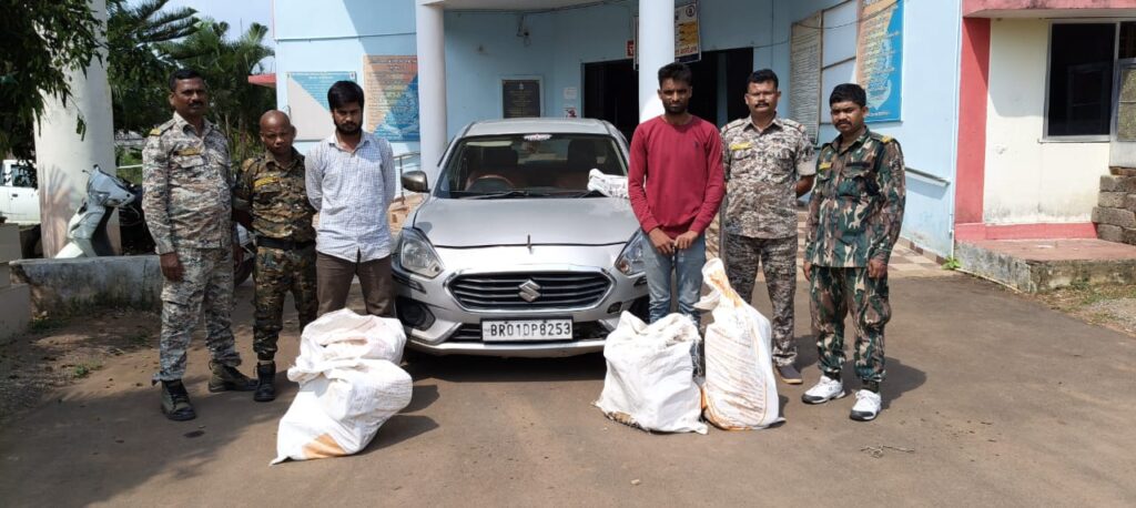 जगदलपुर जिले में मादक पदार्थो की तस्करी पर लगातार कार्यवाही जारी मारूती स्वीफ्‌ट डिजायर कार के डिक्की में अवैध रूप से मादक पदार्थ गांजा का परिवहन करते 02 आरोपी गिरफ्तार।