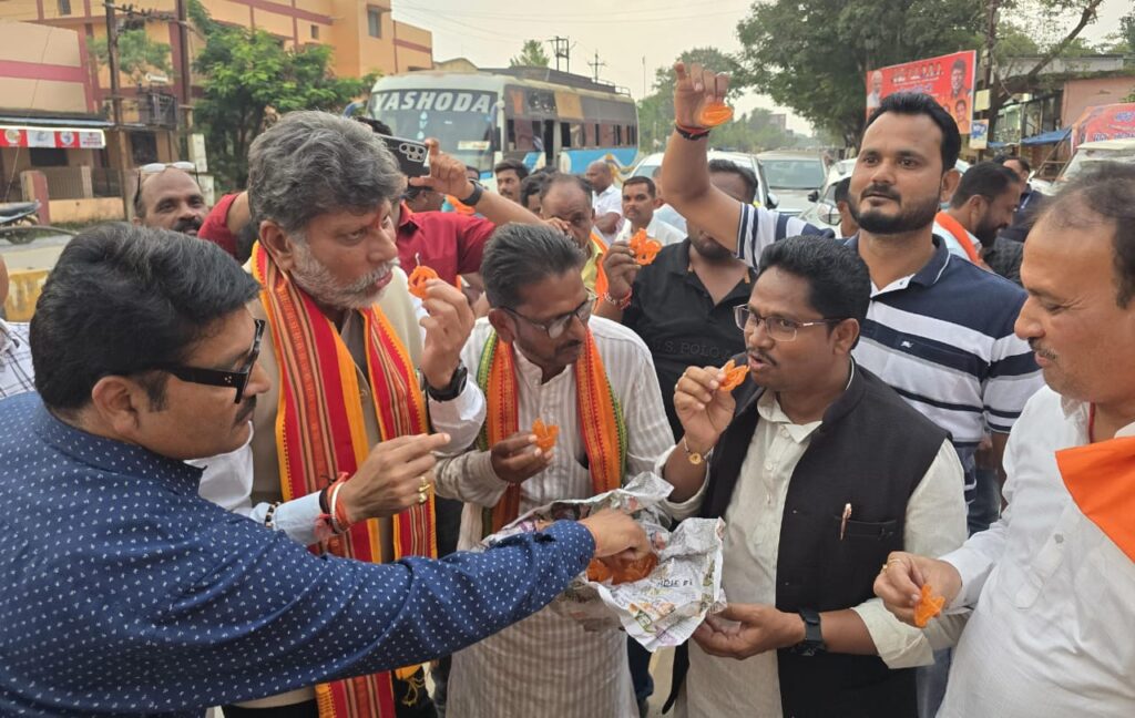 हरियाणा में शानदार जीत की भाजपा कार्यकर्ताओं ने हरियाणवी जलेबियां खिलाकर मनायी खुशियाँ