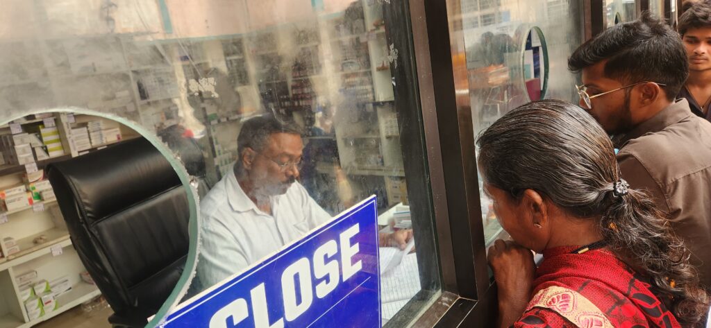 फार्मासिस्ट एक,मरीज अनेक,घंटों लाइन में लगने के बाद भी नहीं मिल रही है दवाइयां 