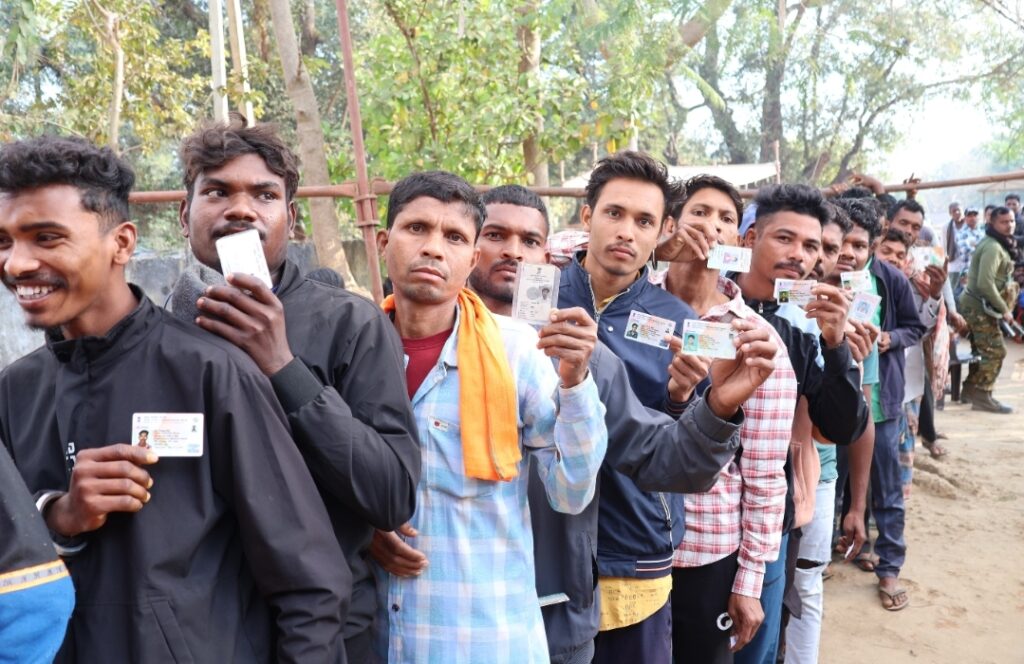 ग्रामीण मतदाताओं में दिखा रहा उत्साह का माहौल, सुबह से लंबी कतारें लगी