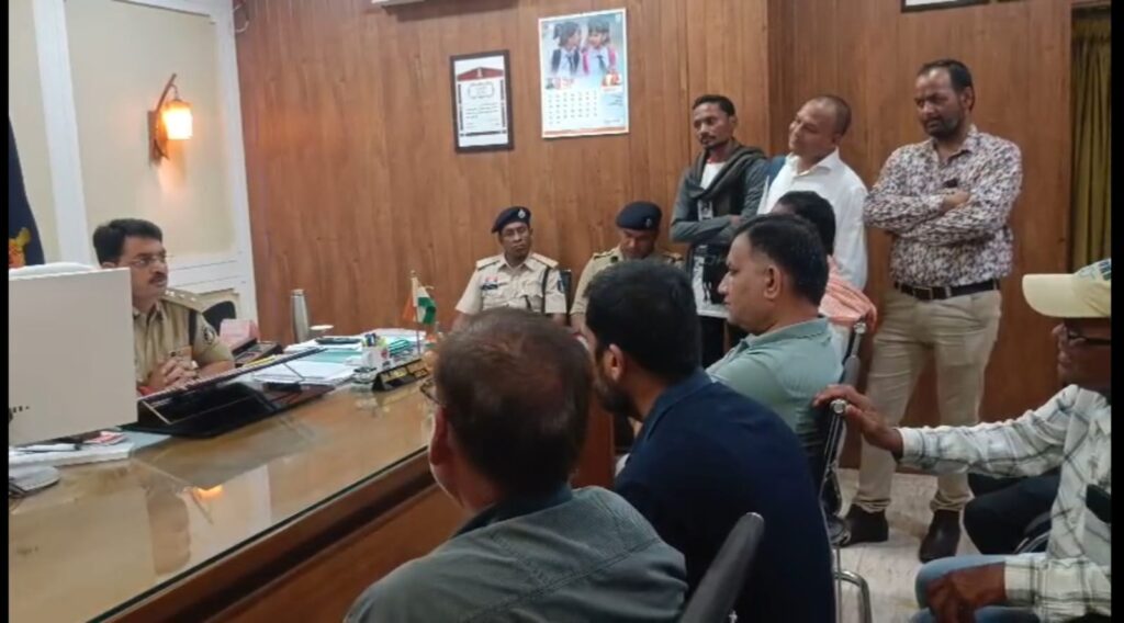 सिविल लाईन थाना मे सौरभ द्वारा पत्रकार सदाब व जफर के विरुद्ध कराई गई झूठी एफआईआर से बिफरे पत्रकार 