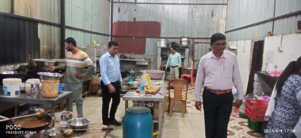 खाद्य प्रतिष्ठानों में सफाई व गुणवत्ता जांच, 28,000 रुपये का जुर्माना