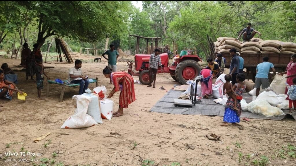 नियद नेल्लानार योजना अंतर्गत चयनित ग्राम दारेली में चार माह का एकमुस्त राशन वितरण
