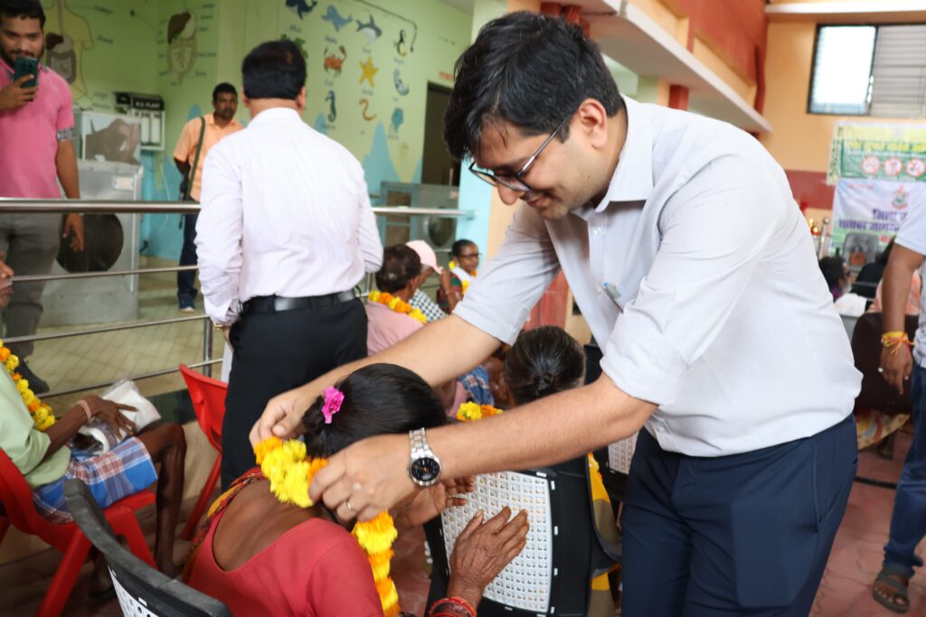 अंतर्राष्ट्रीय वृद्धजन दिवस पर वरिष्ठ नागरिकों का सम्मान, कलेक्टर ने लिया आशीर्वाद