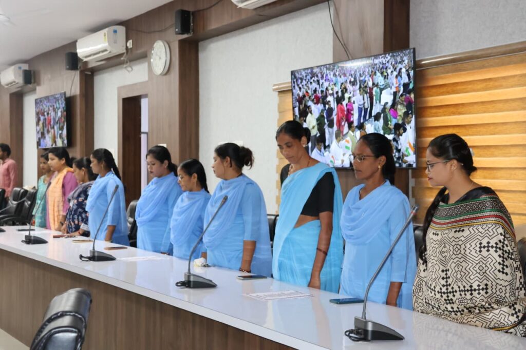 वन्दे मातरम् की 150वीं वर्षगांठ पर इन्द्रावती सभाकक्ष में जनप्रतिनिधि व अधिकारियों ने किया सामूहिक गायन