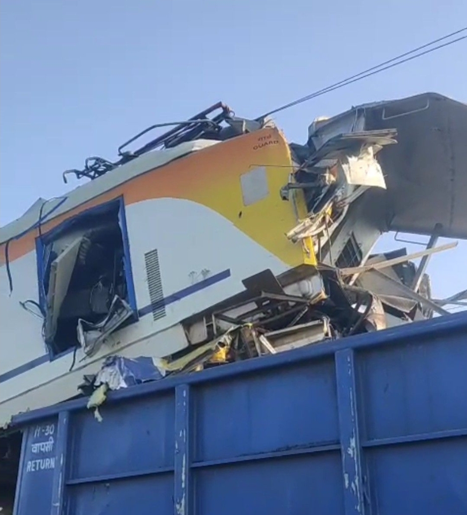 बिलासपुर में बड़ा ट्रेन हादसा, पैसेंजर ट्रेन और मालगाड़ी एक ही ट्रैक पर आ गई,पायलट की हुई मौत