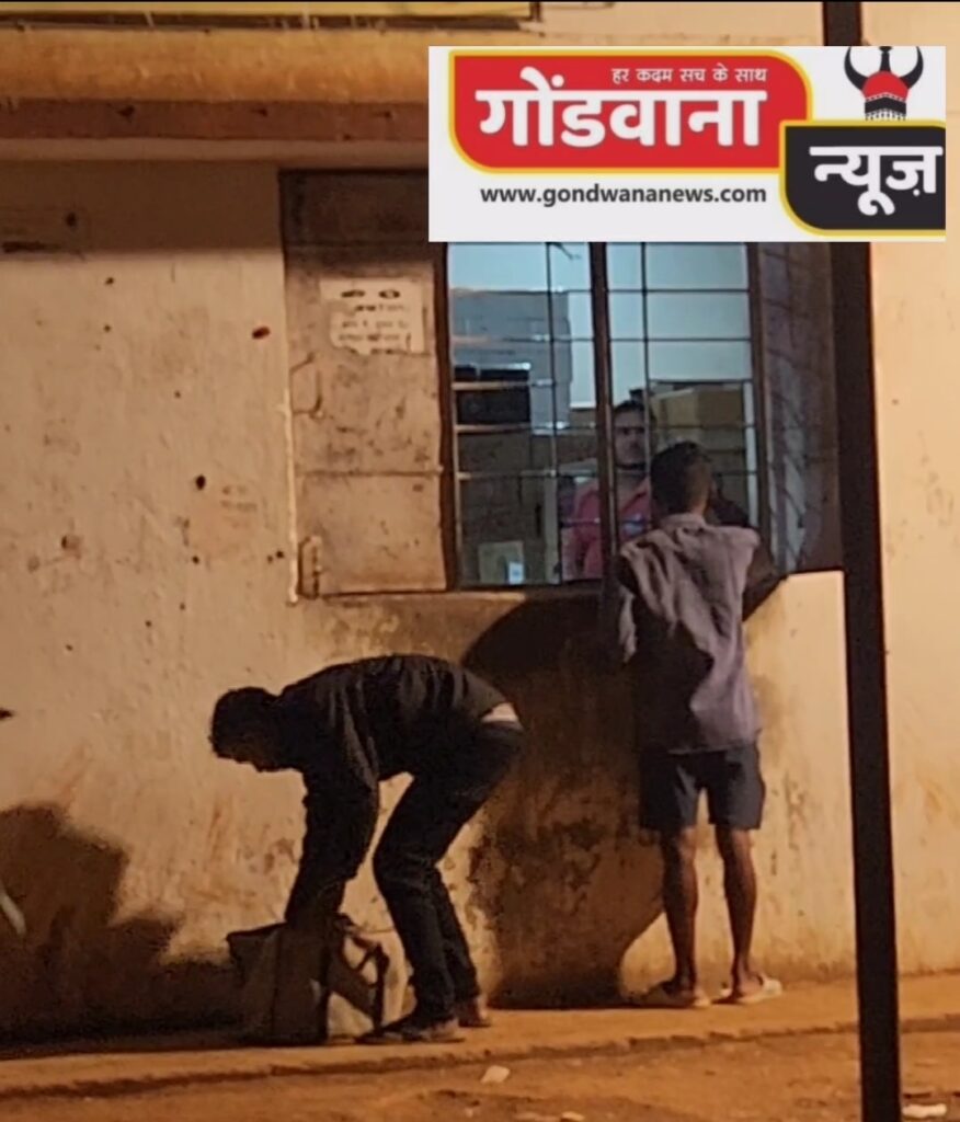 एमआरपी दर से अधिक वसूल कर कर्मचारी कर रहे अपना जेब गर्म 