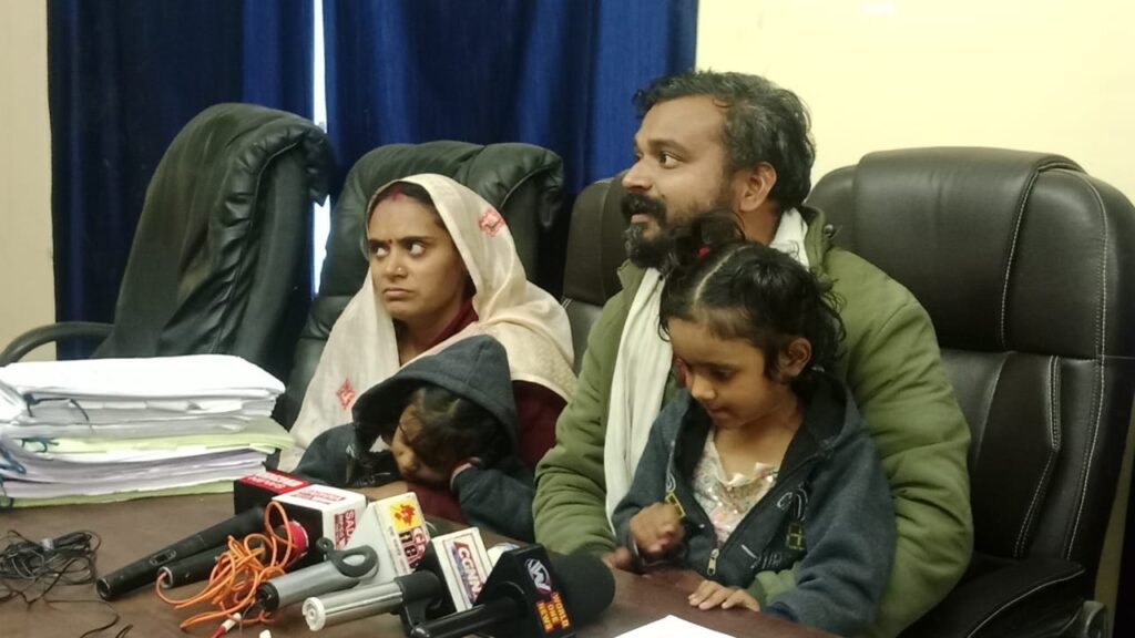 माइक्रोफाइनेंस कंपनी ईसाफ पर गंभीर आरोप, अपने ही मैनेजर से 7 लाख की वसूली कर फंसाने का दावा