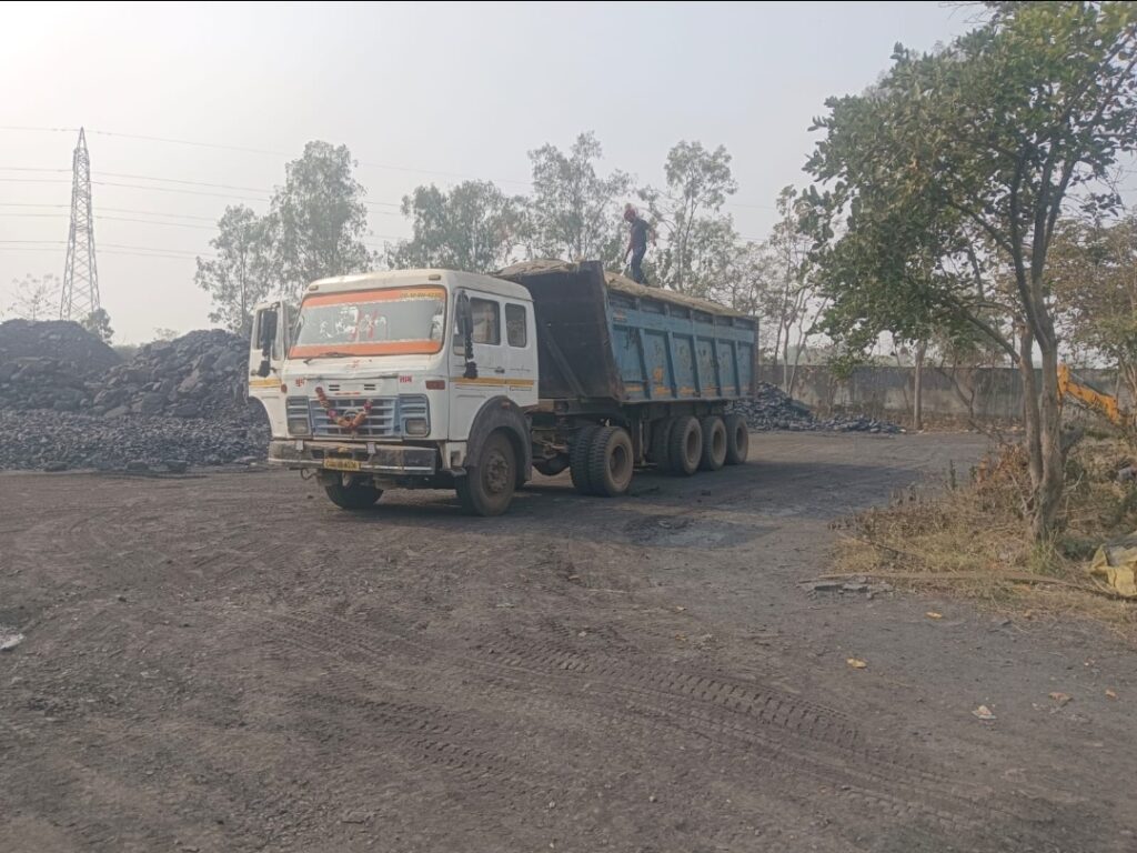 रतनपुर से सरगांव–परसदा तक संचालित कोल डिपो 24 घंटे दिन-रात कोयले के अवैध कटिंग का अड्डा बना हैं, खनिज अधिकारी इन डिपो की भंडारण क्षमता की जांच करना जरूरी नहीं समझते