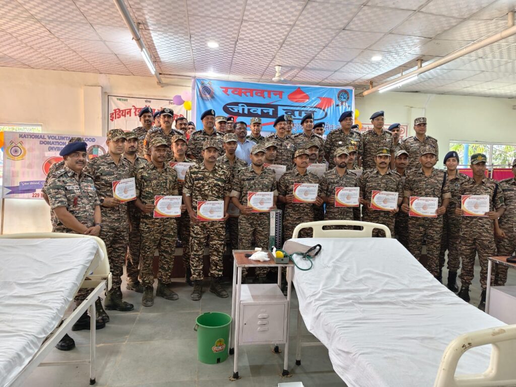 सीआरपीएफ स्थापना दिवस पर बीजापुर में रक्तदान शिविर, जवानों ने दिया मानवता का संदेश