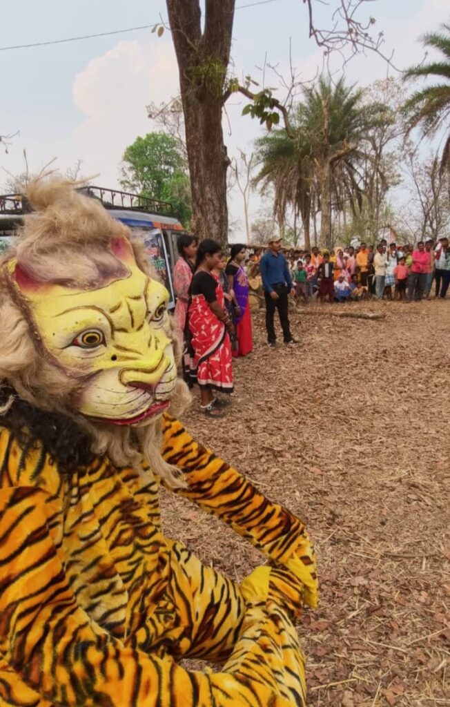 वनों के विनाश से पर्यावरण असंतुलन, जल संकट और भूमि क्षरण जैसी गंभीर समस्याएं उत्पन्न होती हैं