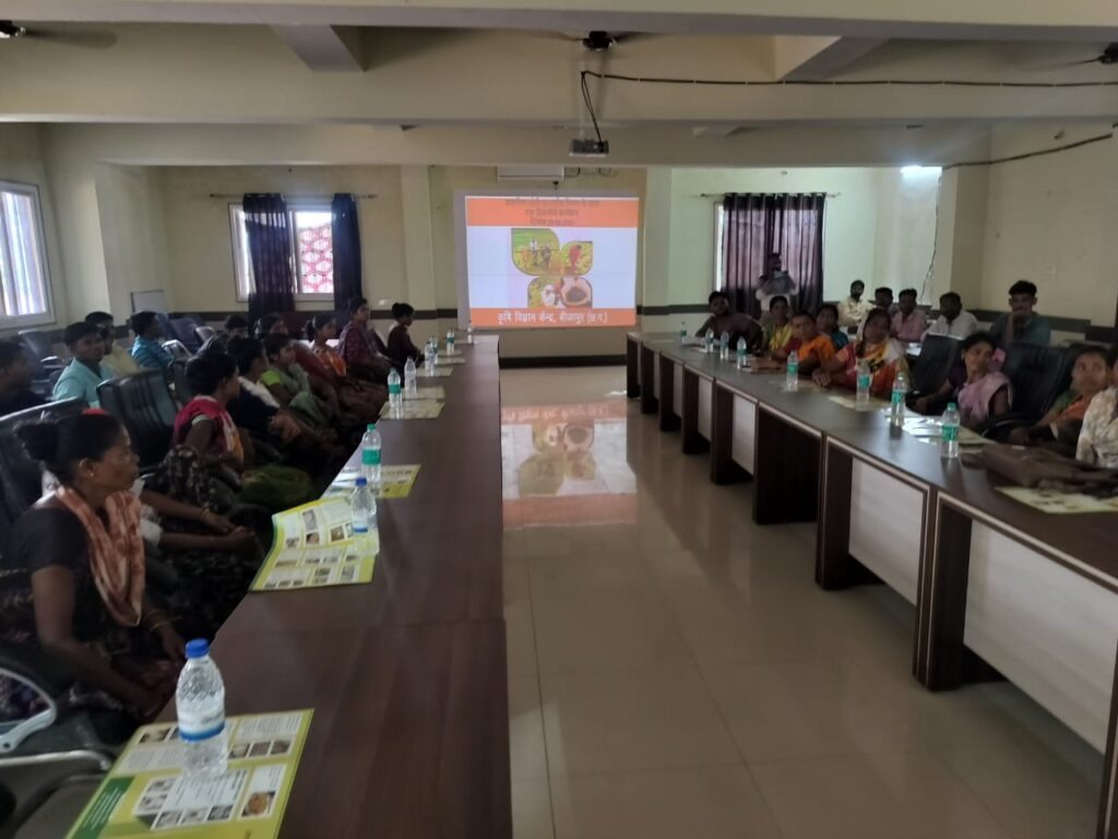 विशेषज्ञों नें संवाद कर प्राकृतिक खेती अपनाने के संबंध में किसानों को दी जानकारी