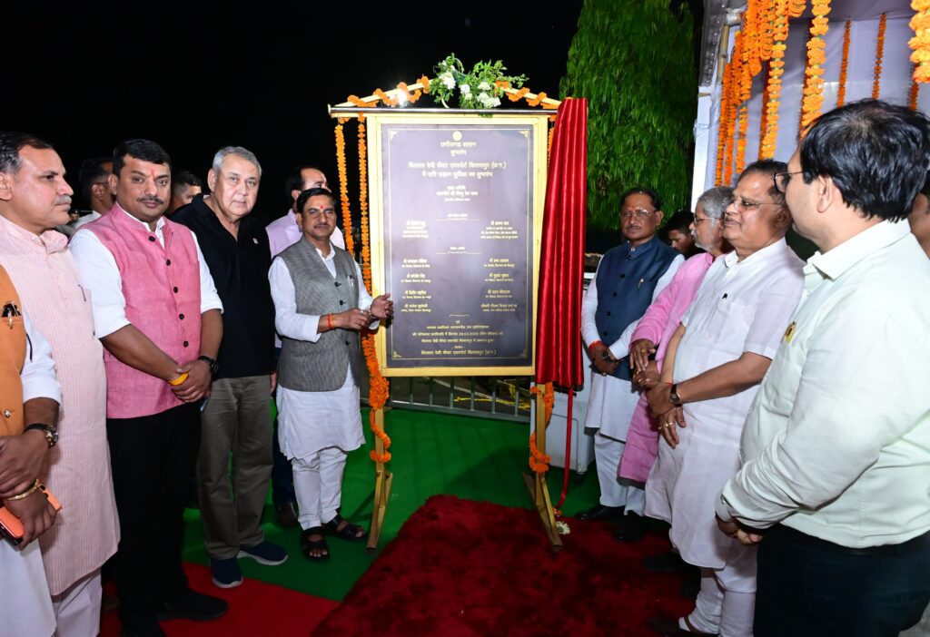 बिलासा देवी केवट एयरपोर्ट से शुरू हुई रात्रि उड़ान सेवा, मुख्यमंत्री ने भरी पहली रात की उड़ान