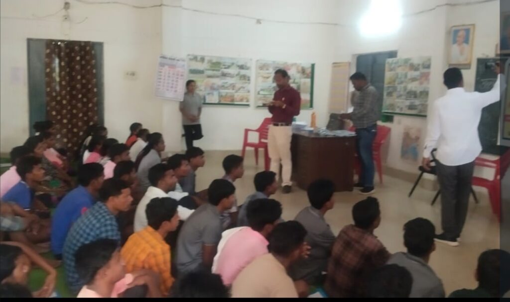 बीजापुर में 85 आत्मसमर्पित माओवादियों ने दी साक्षरता परीक्षा, मुख्यधारा से जुड़ने की ओर कदम