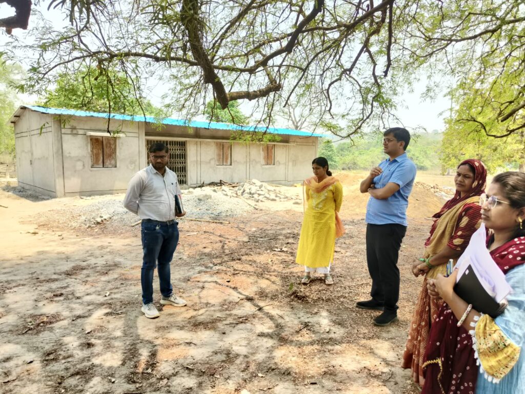 सुदूर अंचलों तक प्रशासन की पहुंच: कलेक्टर ने बस्तर मुन्ने सर्वे और स्कूल निर्माण कार्यों का किया जमीनी निरीक्षण 