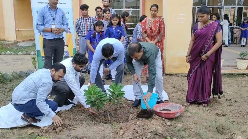 केंद्रीय विद्यालय बीजापुर में कलेक्टर ने दिया पर्यावरण संरक्षण का संदेश