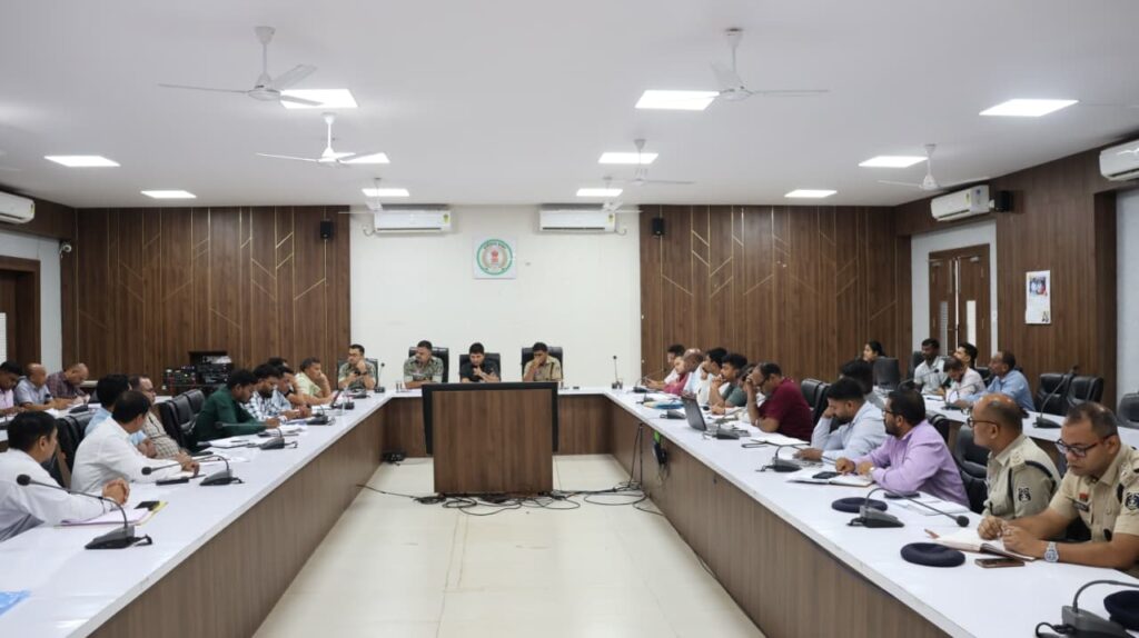 नक्सल पुनर्वास को नई गति देने कलेक्टर ने की व्यापक समीक्षा