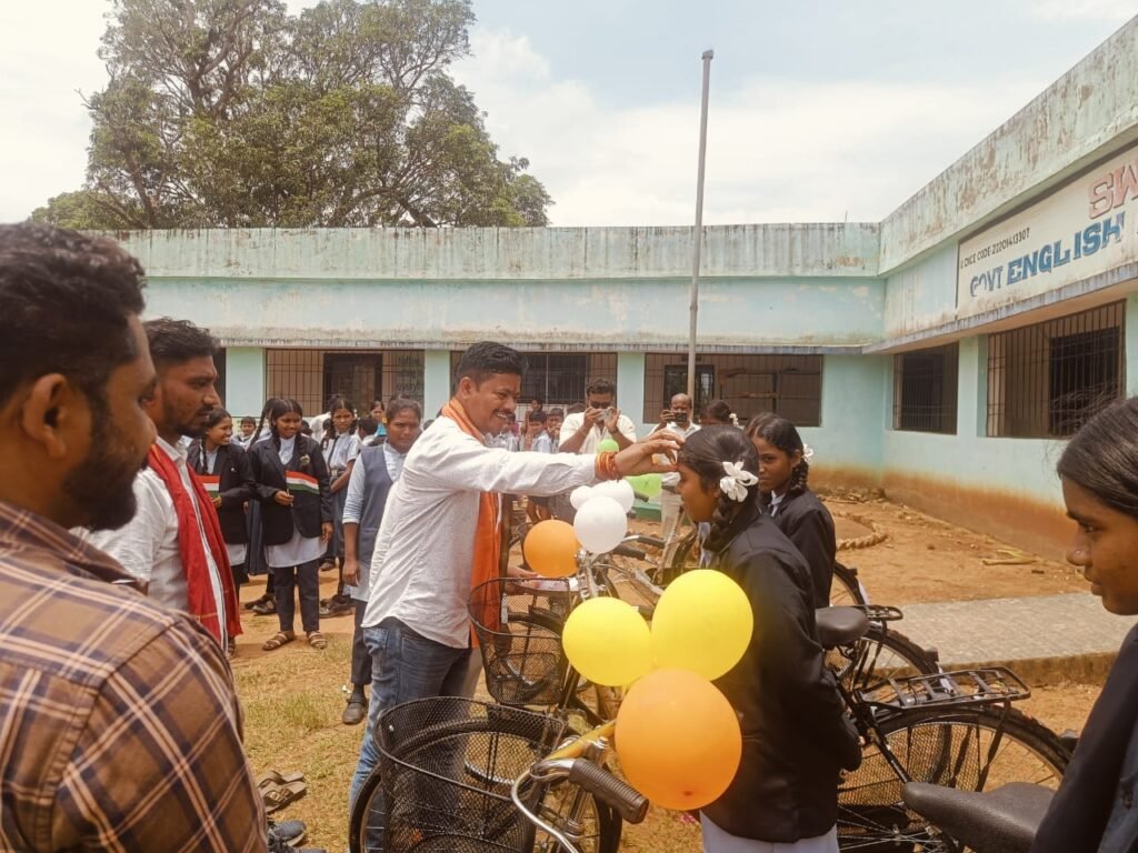 बारिश में छात्राओं की परेशानी दूर करने की पहल, जिला पंचायत सदस्य ने 7 छात्राओं को बांटी साइकिल