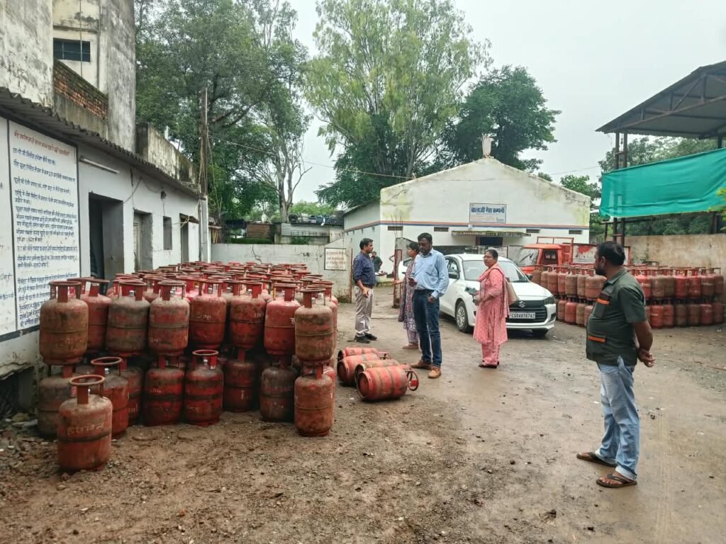 बालाजी गैस एजेंसी में बड़ी कार्रवाई, 412 भरे सिलेंडर कम मिले