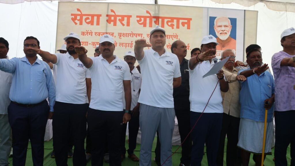 सेवा मेरा योगदान: प्रभारी मंत्री ने महादेव तालाब में श्रमदान कर दिया स्वच्छता का संदेश