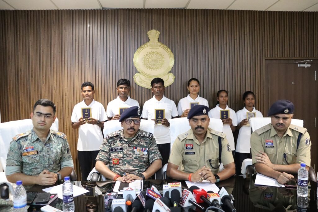 ओडिशा में सक्रिय 4 समेत 6 माओवादियों ने किया सरेंडर, 35 लाख का था इनाम