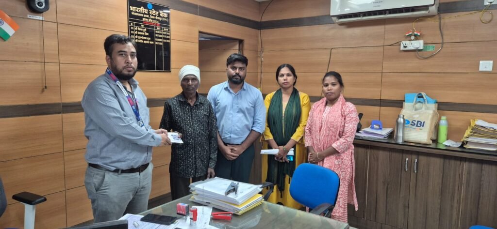 समक्का स्व सहायता समूह की सदस्य के निधन पर परिजनों को मिला ₹2 लाख का बीमा क्लेम